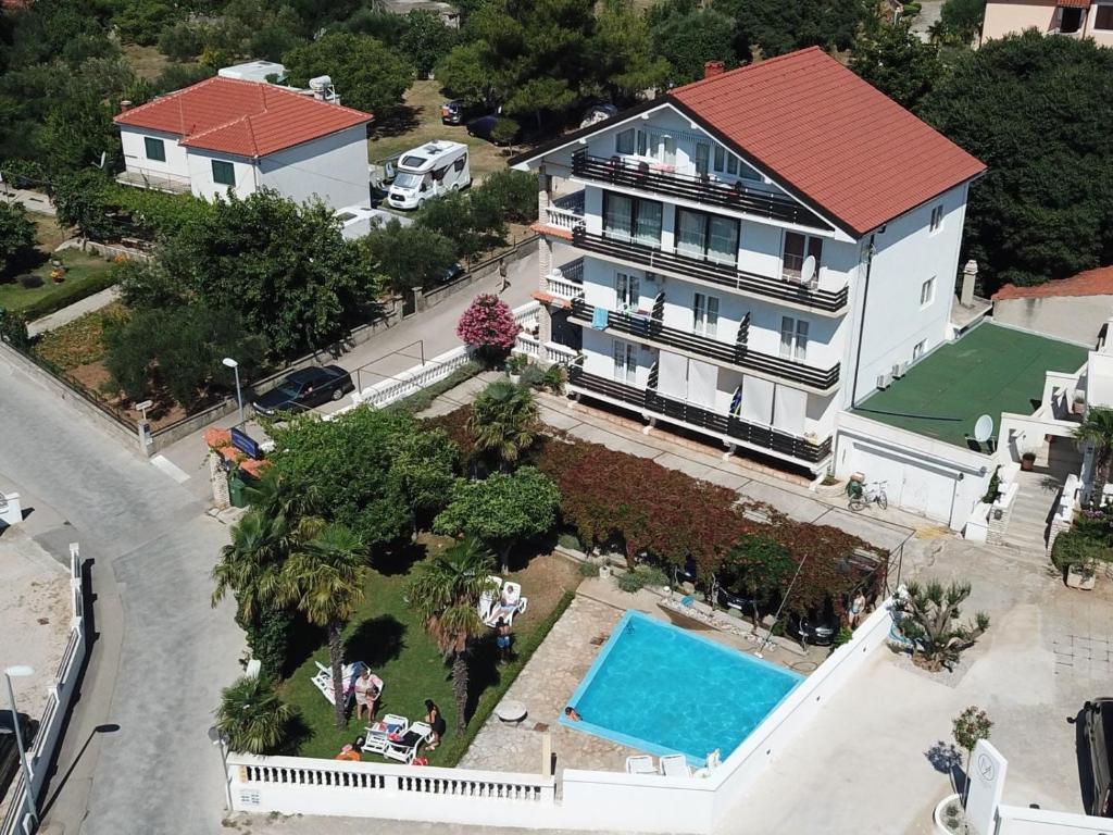 een luchtzicht op een huis en een zwembad bij Apartments and Rooms Bozena in Vodice