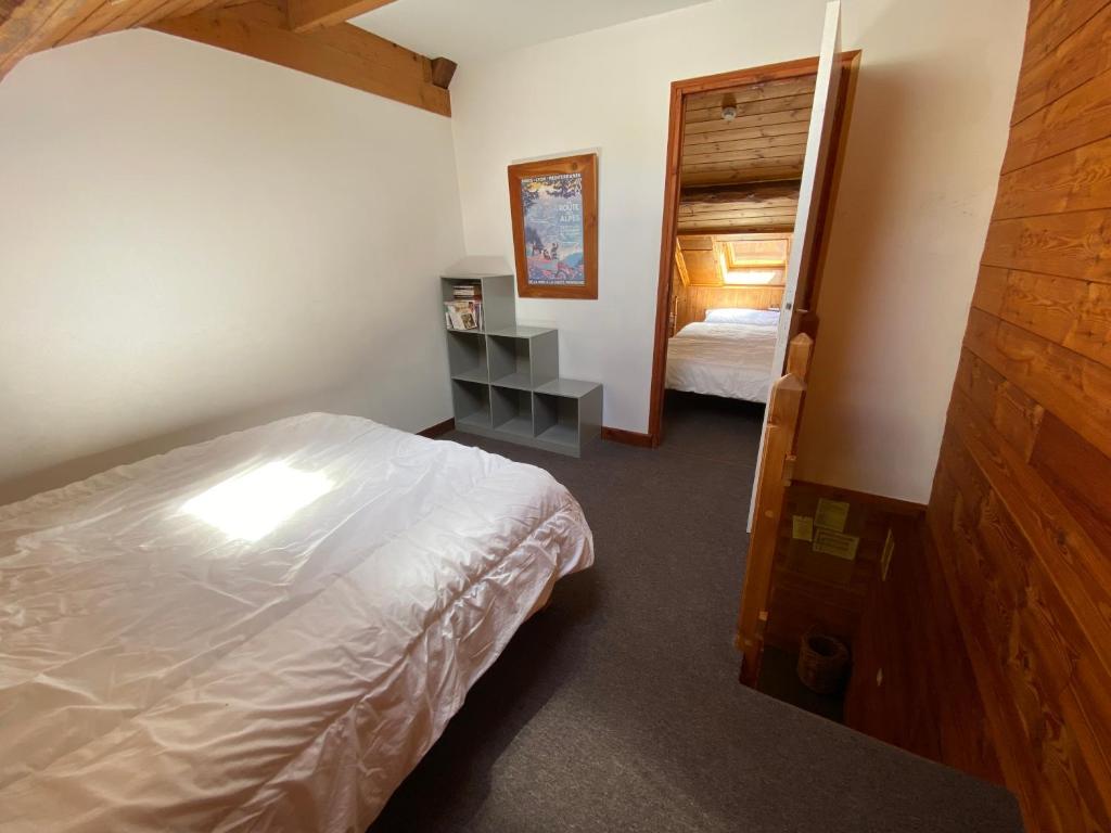 Tempat tidur dalam kamar di LE PASSE-MONTAGNE Bel appartement avec terrasse dans vieille ferme de montagne r&eacute;nov&eacute;e