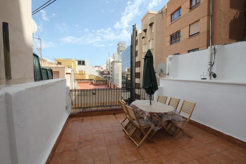 d'une terrasse avec une table et des chaises sur un balcon. dans l'établissement ATICO OLD TOWN -La Nonna, à Alicante