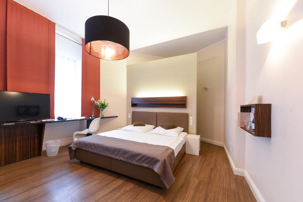 1 dormitorio con 1 cama y TV de pantalla plana en Hotel Casa Colonia en Colonia