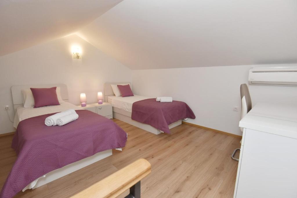 Postel nebo postele na pokoji v ubytování Apartments Lorena