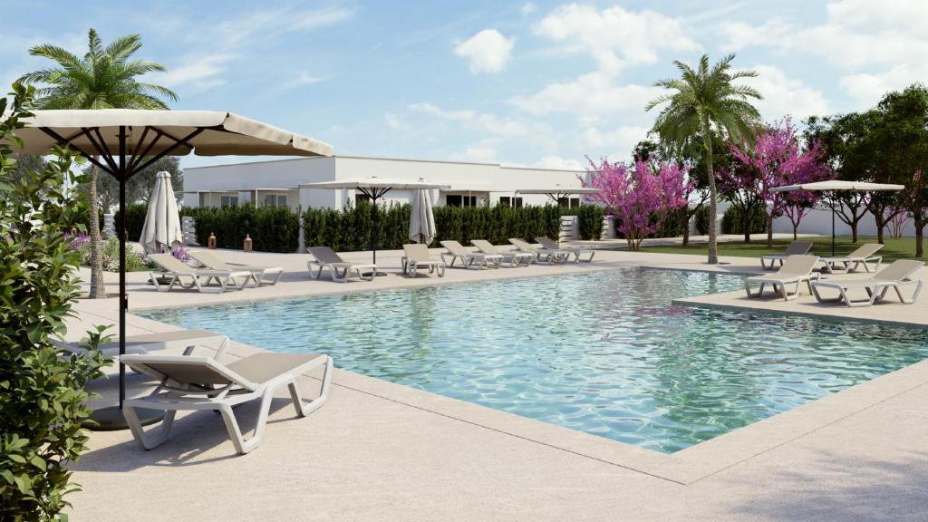 una piscina con tumbonas y sombrilla en Livantea Agriresort e Residence en Otranto