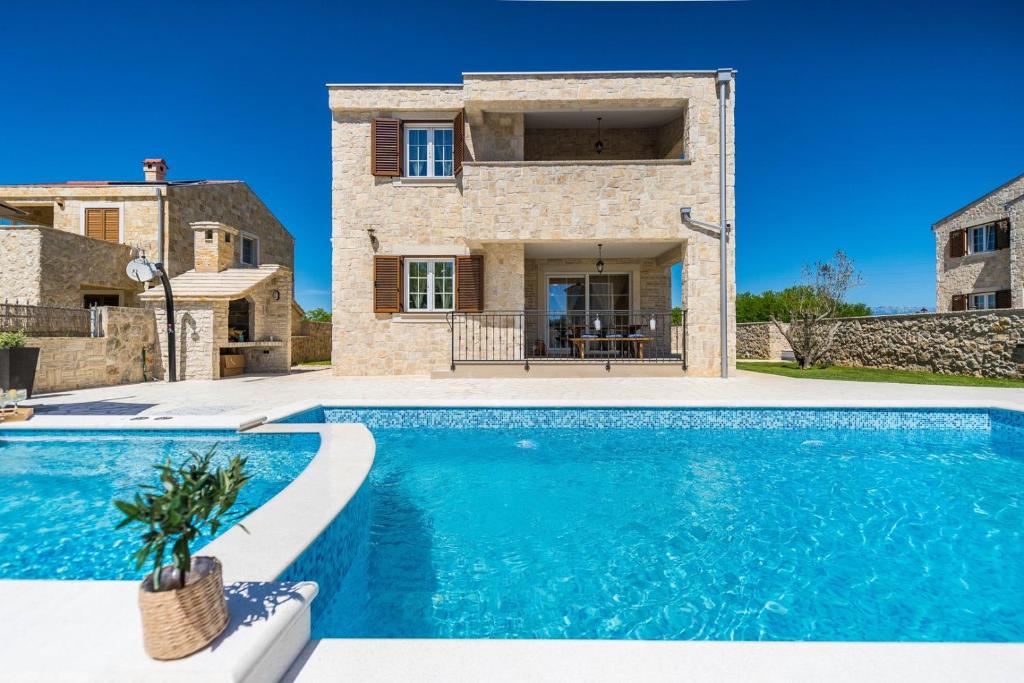 Bazén v ubytování Villa Stancija Privlaka 1 with heated pool nebo v jeho okolí