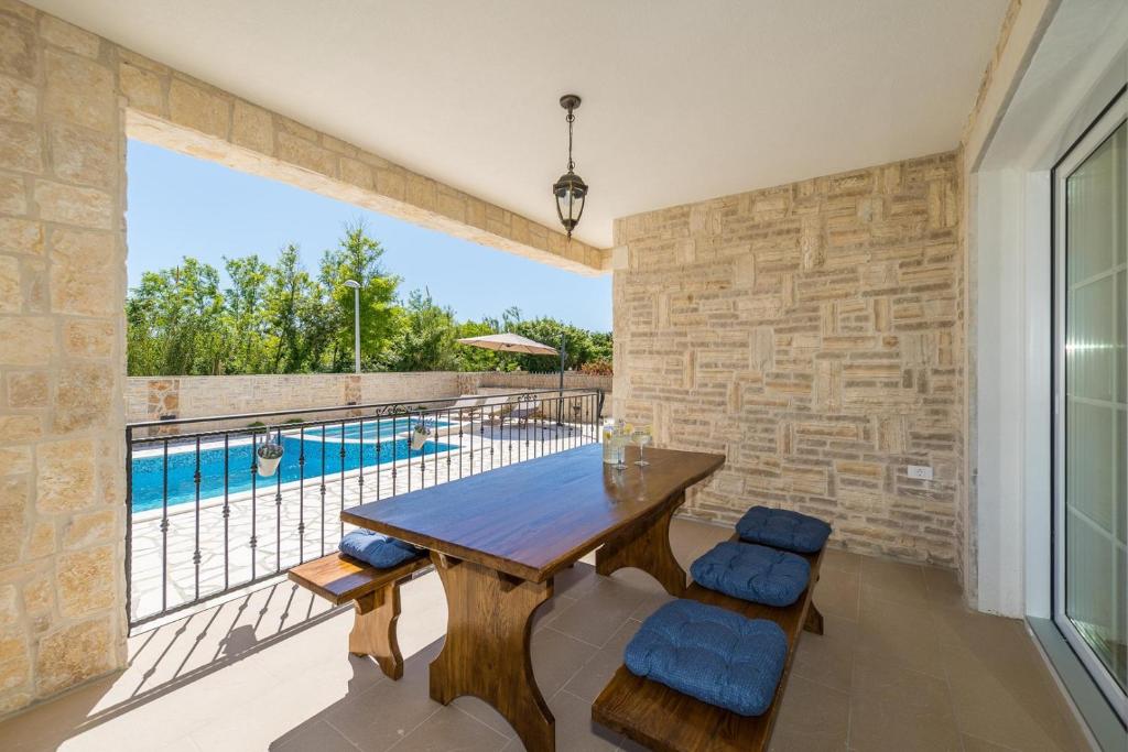 Bazén v ubytování Villa Stancija Privlaka 1 with heated pool nebo v jeho okolí