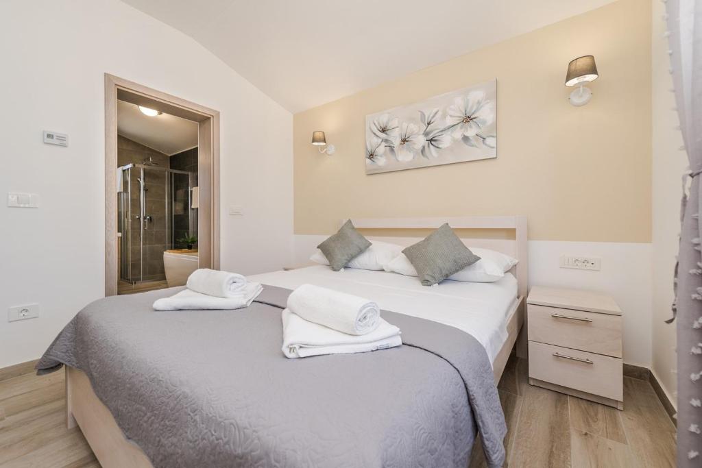 Postel nebo postele na pokoji v ubytování Villa Stancija Privlaka 1 with heated pool