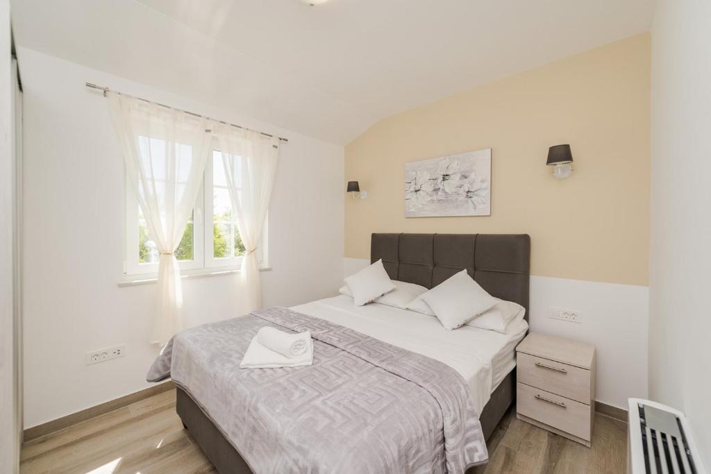 Postel nebo postele na pokoji v ubytování Villa Stancija Privlaka 1 with heated pool