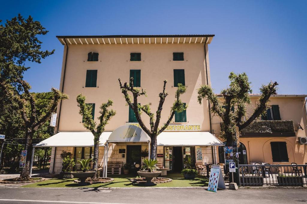 een groot gebouw met bomen ervoor bij Hotel The Flash - Venturina Terme in Venturina Terme