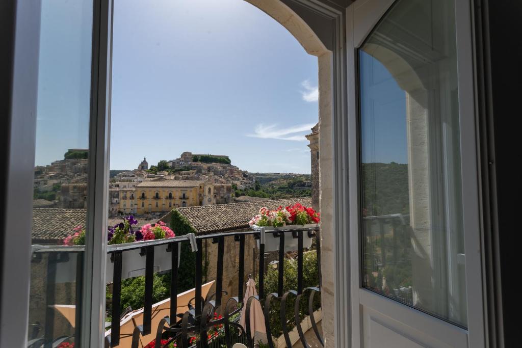 Rõdu või terrass majutusasutuses Bed and Breakfast Terra del Sole Ibla