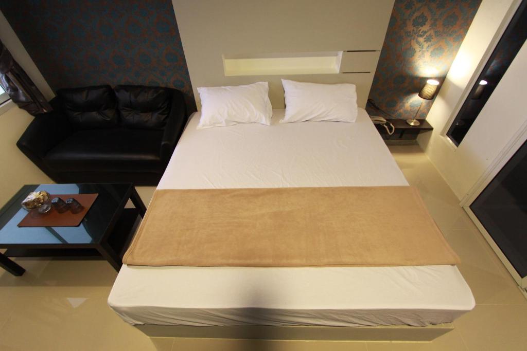 Postel nebo postele na pokoji v ubytování Bearing26 Hotel