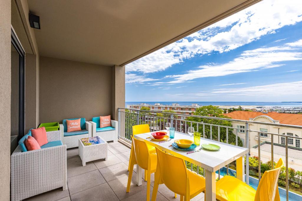 d'un balcon avec une table et des chaises offrant une vue. dans l'établissement Au Soleil de Nice, à Nice