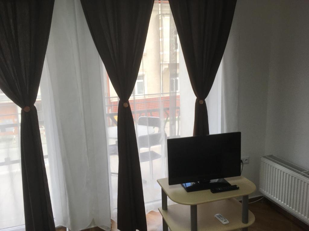 Televízia a/alebo spoločenská miestnosť v ubytovaní Kondé Apartments B