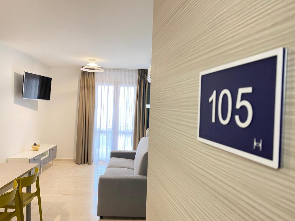 Televízia a/alebo spoločenská miestnosť v ubytovaní Azzurra Apartments