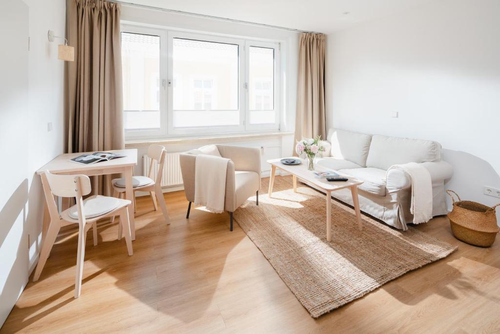 uma sala de estar com um sofá branco e uma mesa em Ferienhaus Papenfuß em Norderney