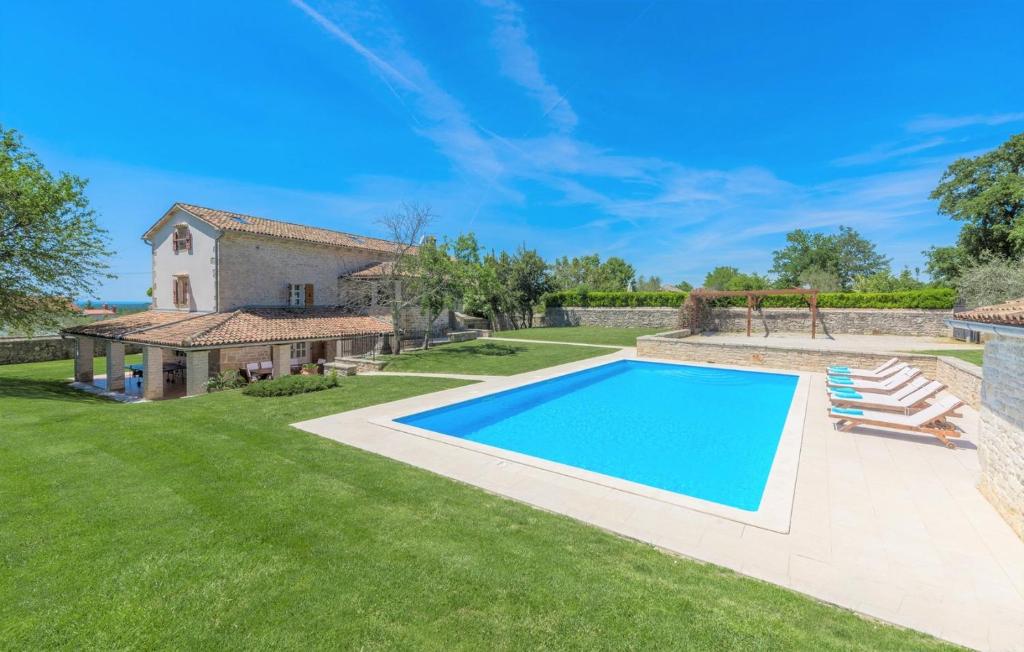 une grande cour avec une piscine et une maison dans l'établissement Family Villa Kata San Lorenzo, à Vošteni