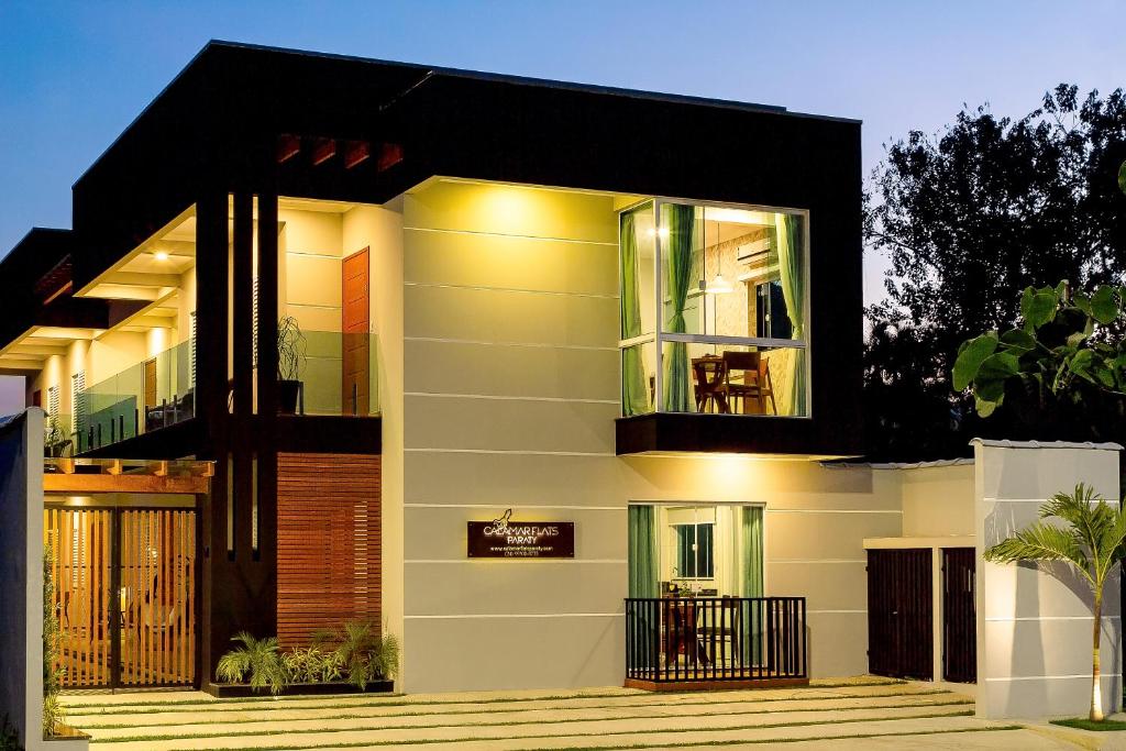 a contemporary house with a black roof at Calamar Flats Paraty in Paraty