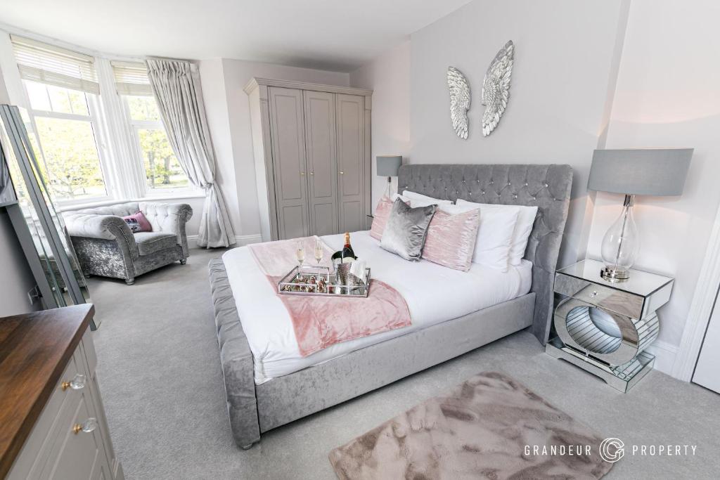 Glamorous 2 bed, central location, scenic views, parking