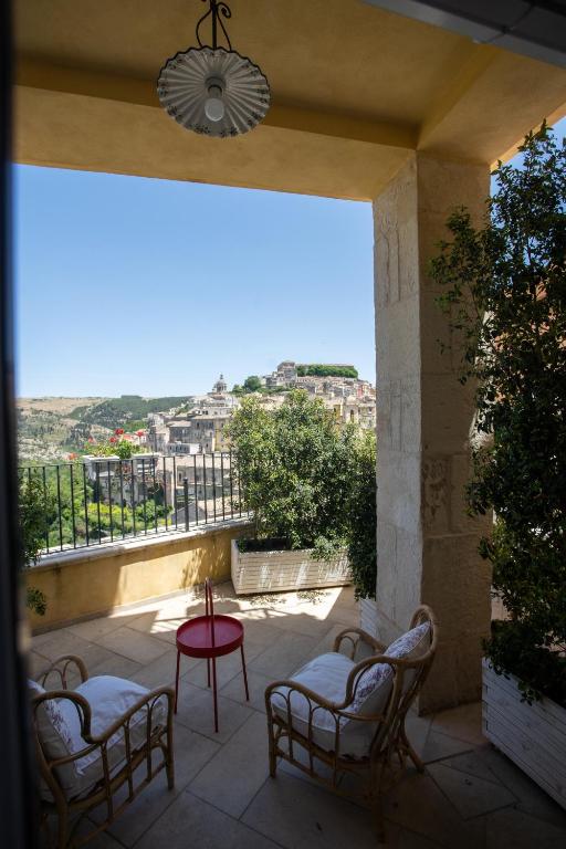 Rõdu või terrass majutusasutuses Bed and Breakfast Terra del Sole Ibla