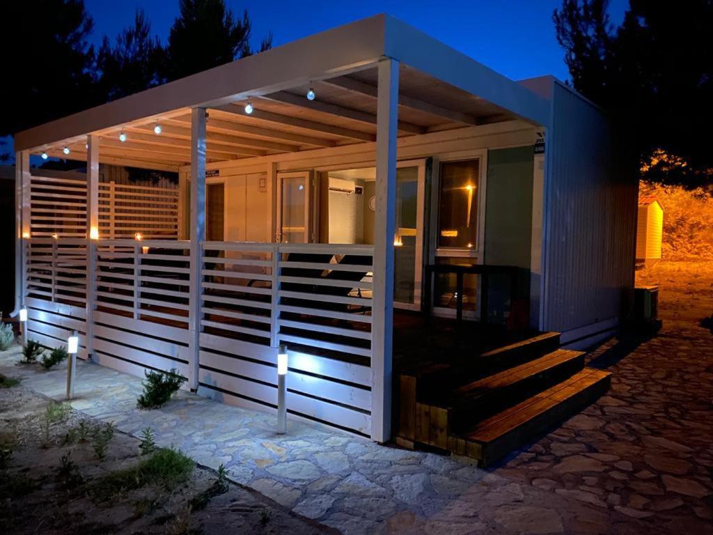 mały domek z solarium w nocy w obiekcie Mobilehome Ive u. Slavka w mieście Jezera