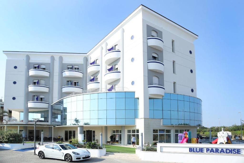 budynek z samochodem zaparkowanym przed nim w obiekcie Blue Paradise Hotel w San Mauro a Mare