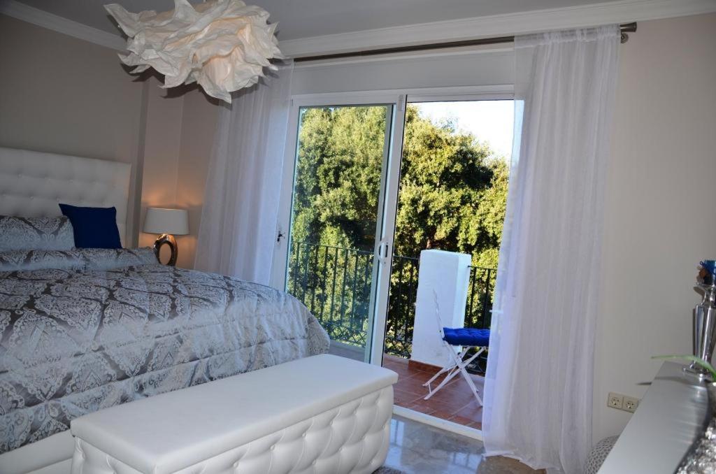 Postel nebo postele na pokoji v ubytování Penthouse mit privatem Jacuzzi in Marbella - La Mairena