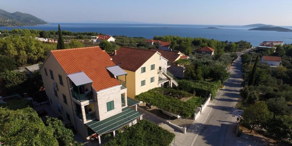 eine Luftansicht eines großen Hauses mit einer Straße in der Unterkunft Apartment in Orebic with terrace, air conditioning, WiFi, washing machine (4934-3) in Orebić