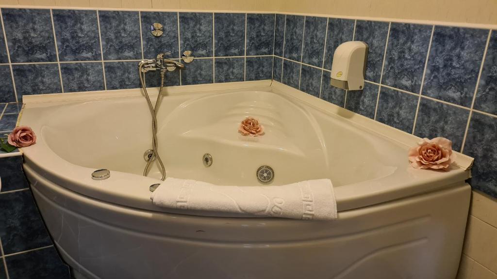 una vasca da bagno con un asciugamano sopra di Hotel Royal Drina a Mali Zvornik