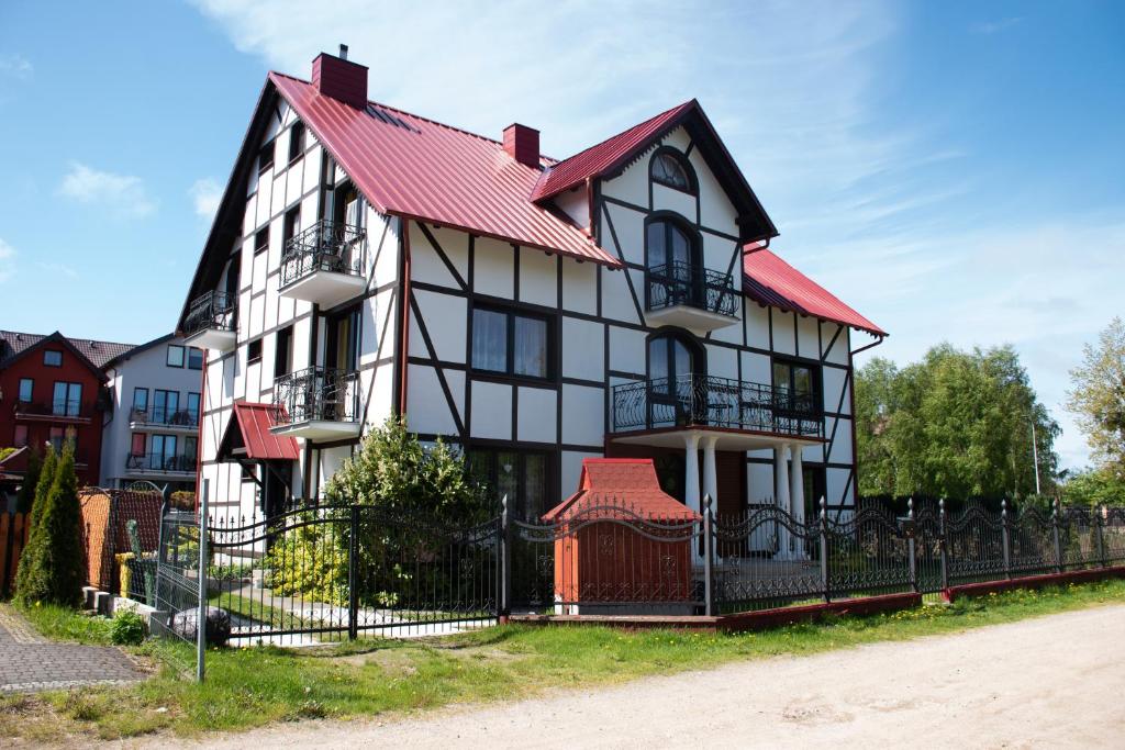 ヤストシェンビャ・グラにあるPokoje Goscinne Anna Mariaの赤屋根の白黒家