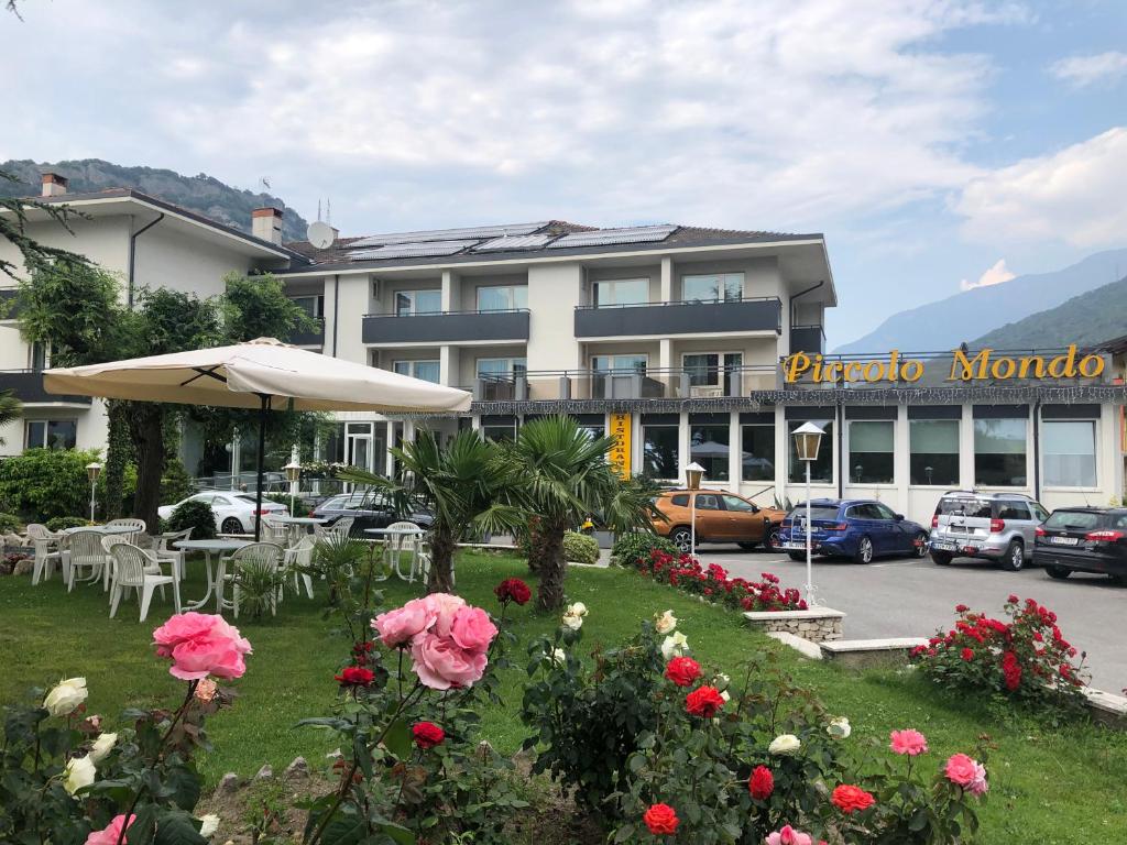Nespecifikovaný výhled na hory nebo výhled na hory při pohledu z hotelu