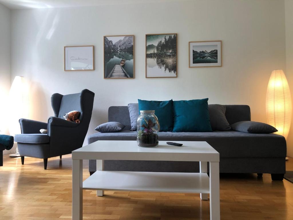 een woonkamer met een bank en een tafel bij Wohlfühl-Wohnung in gehobener Gegend in Maagdenburg