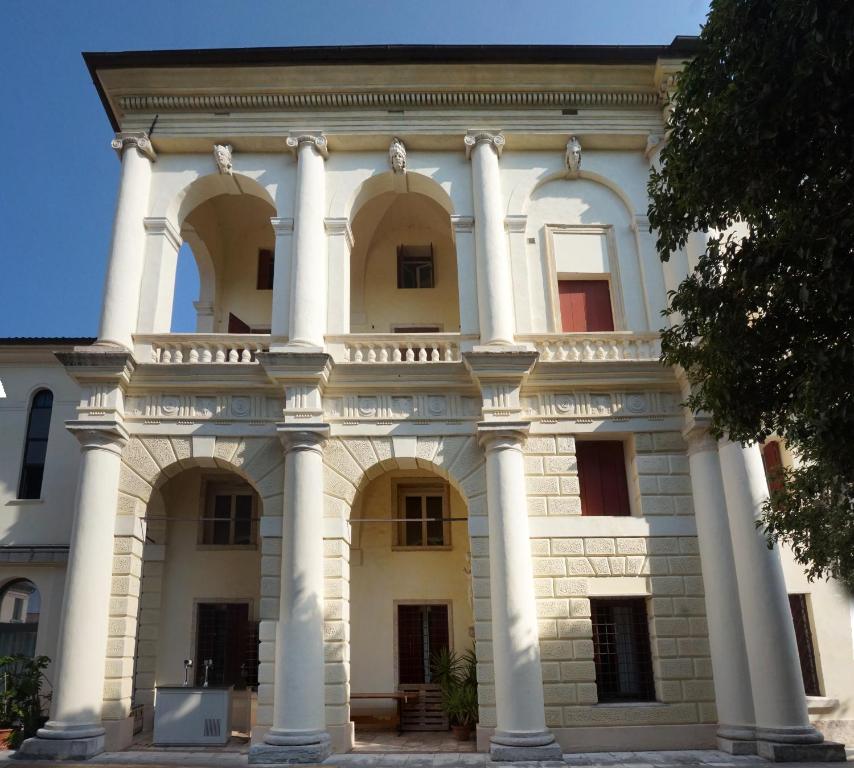 un grande edificio bianco con colonne bianche di Guest House Villa Angaran San Giuseppe a Bassano del Grappa
