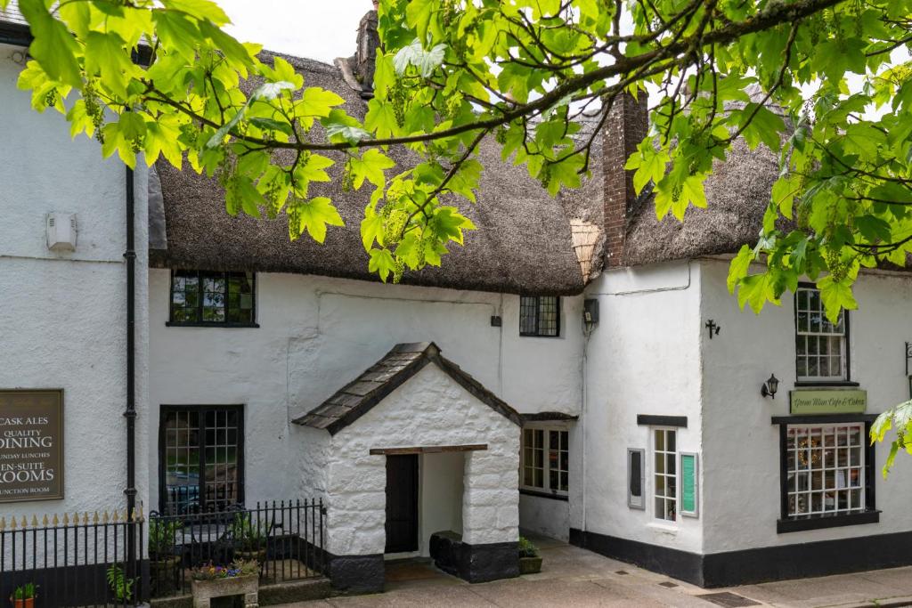 an old cottage with a thatched roof at Finest Retreats - Church Stile Cottage in Newton Abbot