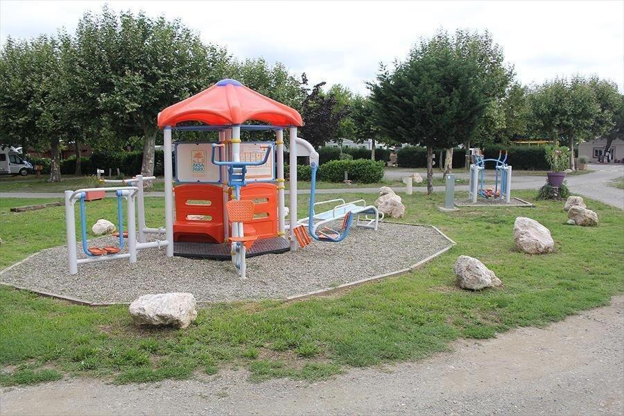 Herní místnost nebo prostor pro děti v ubytování CAMPING LE RUPE