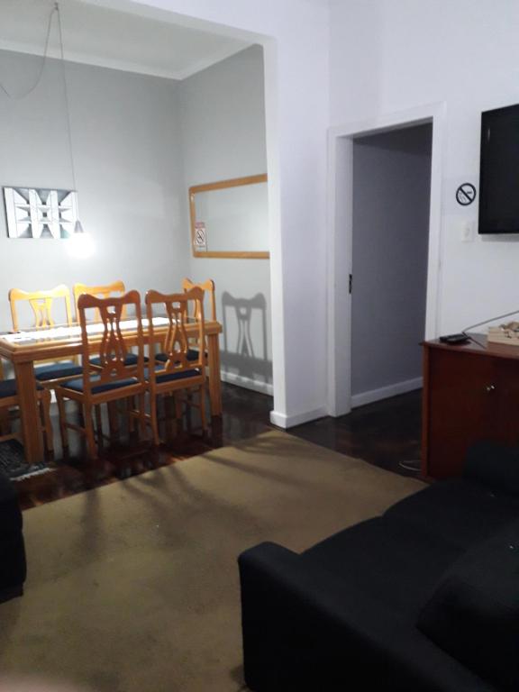 Televízia a/alebo spoločenská miestnosť v ubytovaní 123m Apartamento Centro de Curitiba