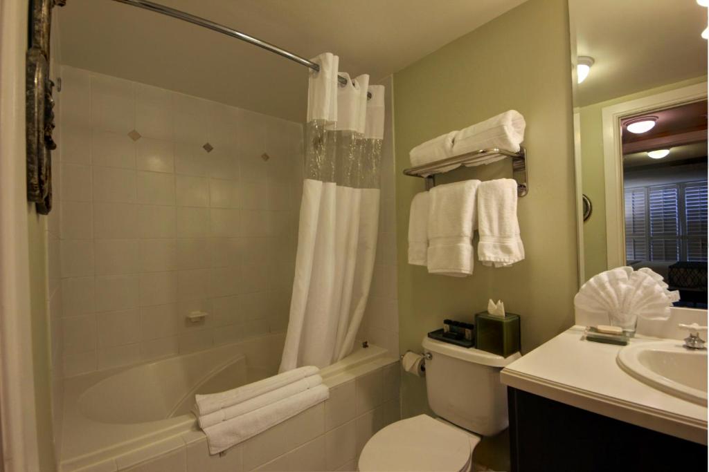 Koupelna v ubytování The Mutiny Luxury Suites Hotel