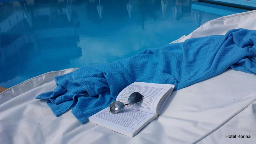 Bazén v ubytování Korina Hotel nebo v jeho okolí