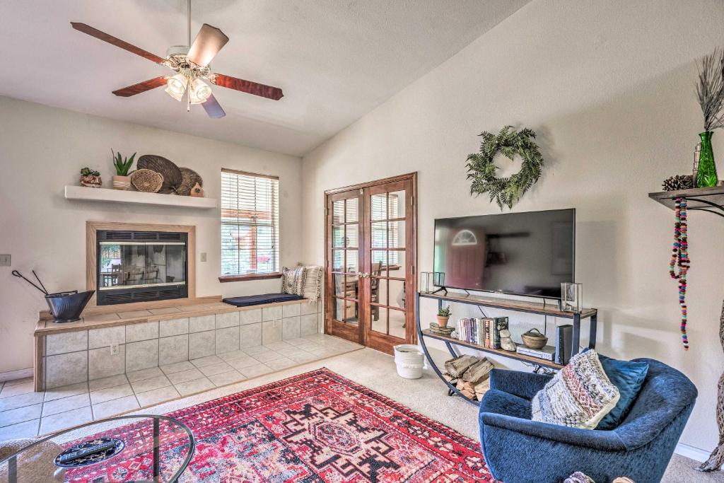een woonkamer met open haard en tv bij Charming Cloudcroft Cabin with Deck and Mtn Views in Cloudcroft