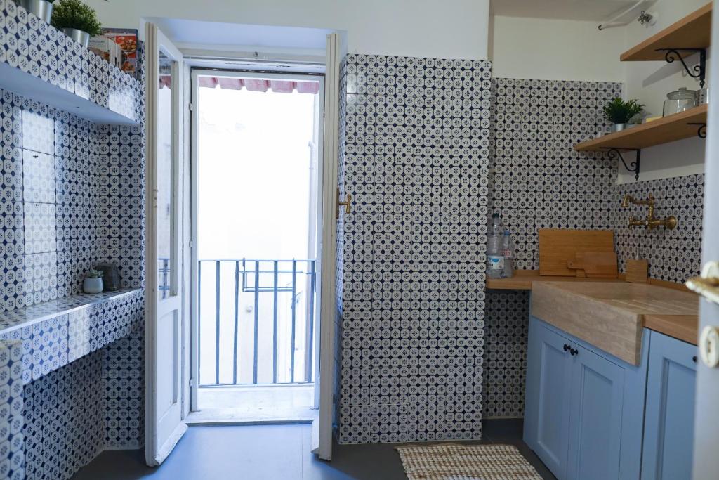 kuchnia z drzwiami prowadzącymi na balkon w obiekcie Barberini Apartment w Rzymie