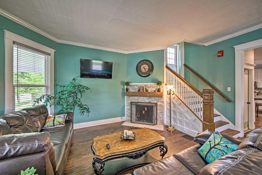 ein Wohnzimmer mit einem Sofa und einem Kamin in der Unterkunft Historic Noblesville Home with Private Yard! in Noblesville