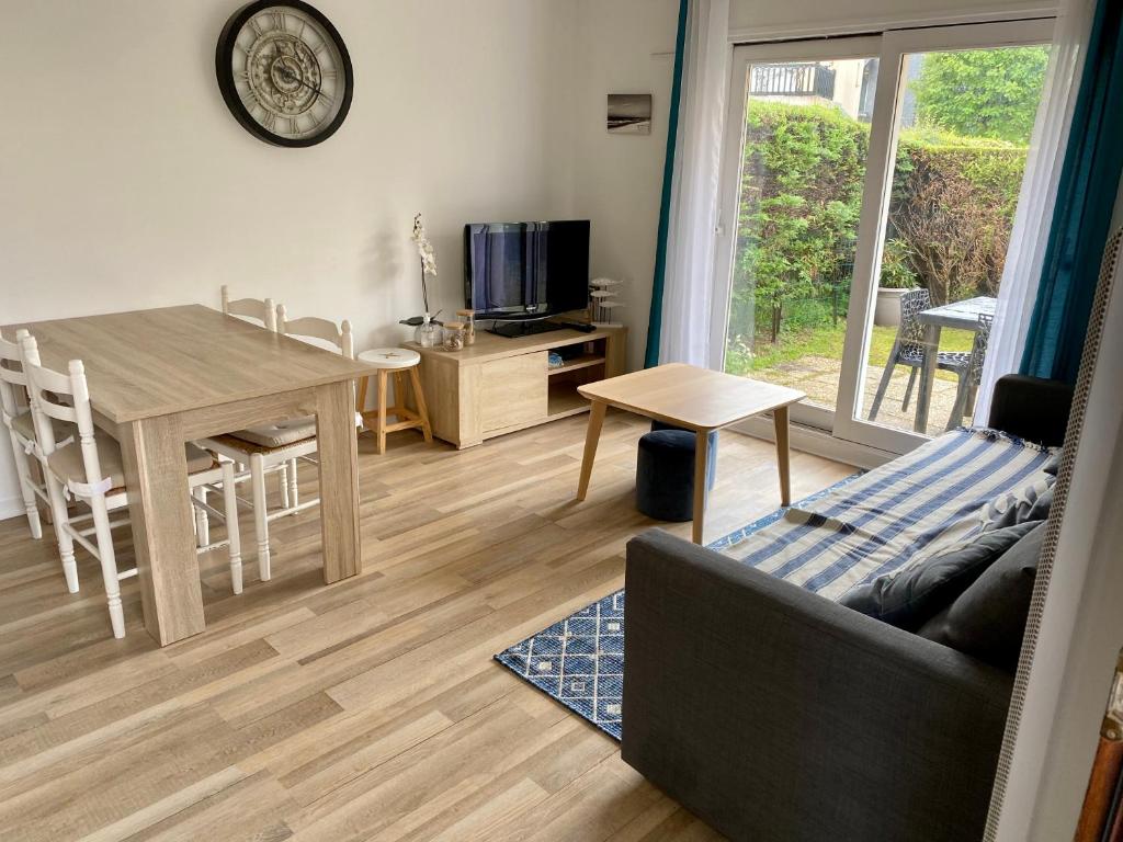 Μια τηλεόραση ή/και κέντρο ψυχαγωγίας στο Rez de jardin CABOURG