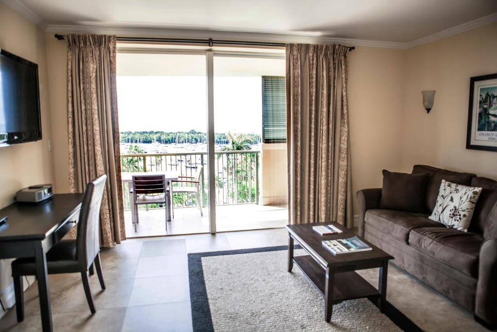 TV a/nebo společenská místnost v ubytování The Mutiny Luxury Suites Hotel