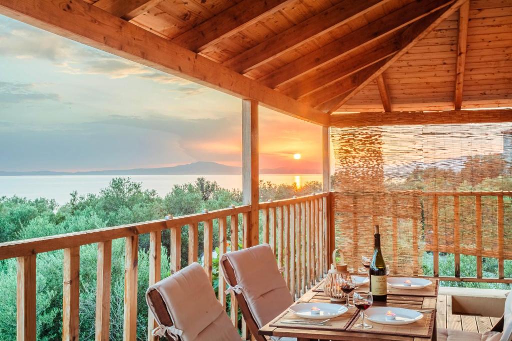 patio ze stołem i krzesłami na tarasie w obiekcie Selinitsa Stone Studio - Mani Seaview Retreat w mieście Ajos Nikolaos