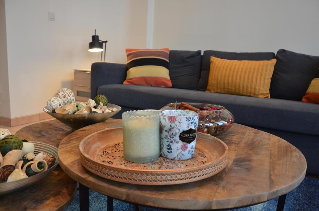una sala de estar con una mesa con una vela. en L’Abri, en La-Roche-en-Ardenne
