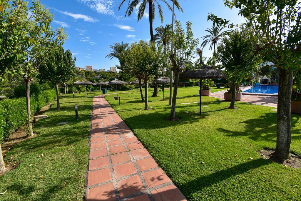 Vonkajšia záhrada v ubytovaní Benal Beach, Luxury Sea & Mountain View Beachside 1 Bedroom Apartment