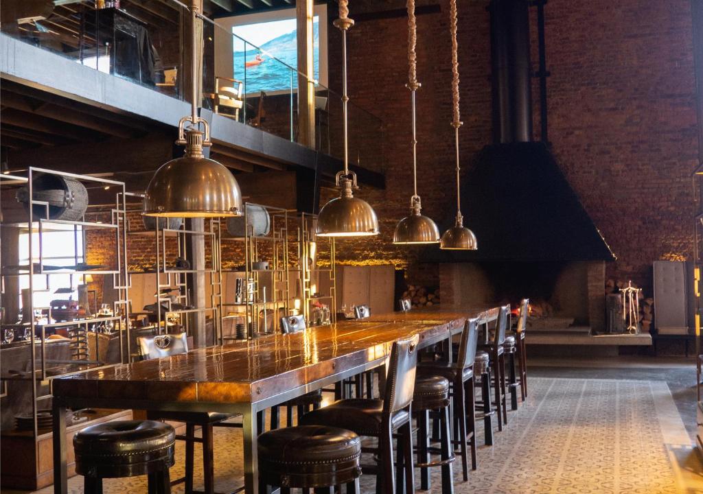 Un restaurante u otro lugar para comer en The Singular Patagonia Hotel