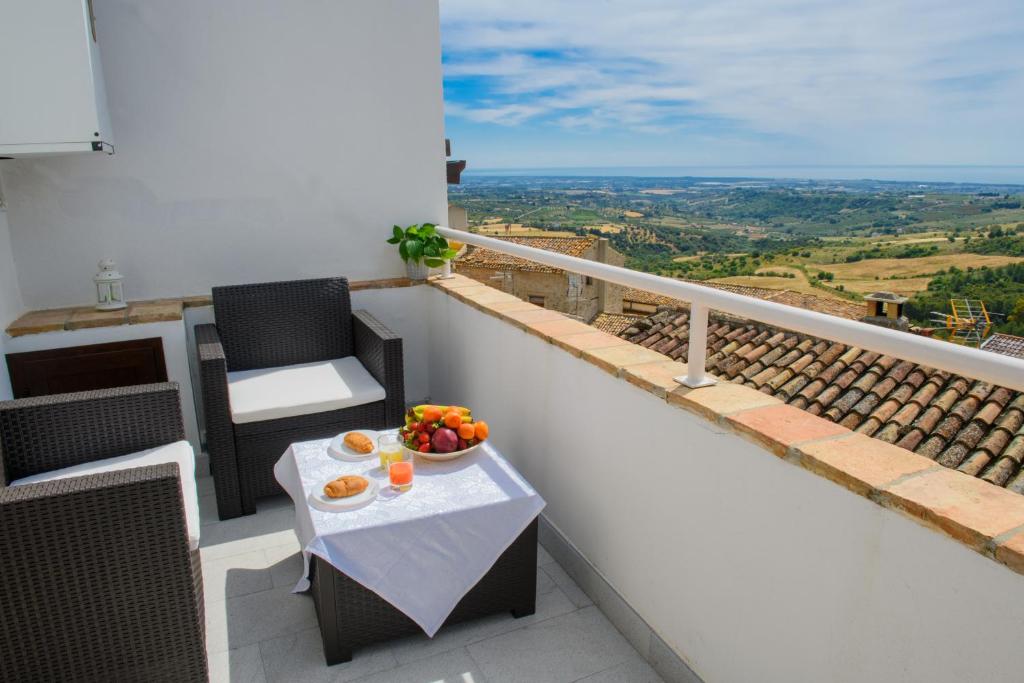 einen Tisch mit einer Obstschale auf dem Balkon in der Unterkunft Terrazzo sullo Ionio in Nova Siri