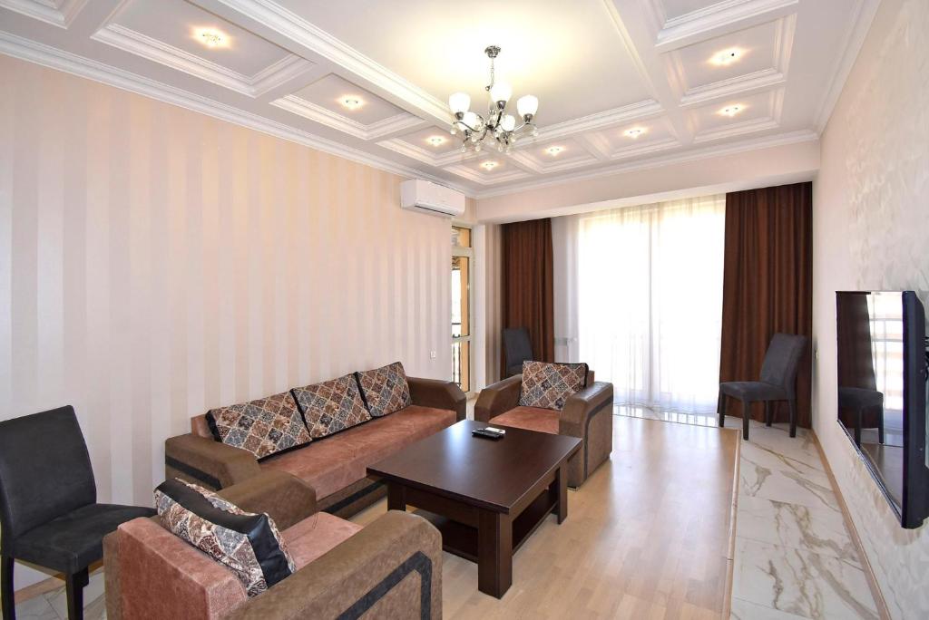 sala de estar con sofá y mesa en Rent Inn Yerevan on Buzand Street, en Ereván