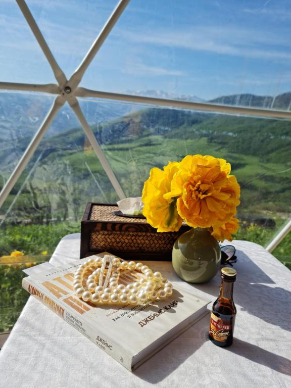 Nespecifikovaný výhled na hory nebo výhled na hory při pohledu z luxury tent