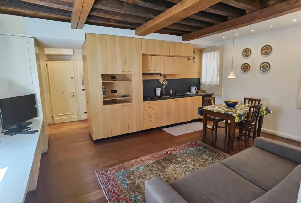 een woonkamer met een bank en een tafel bij Ca della Pietà in Venetië
