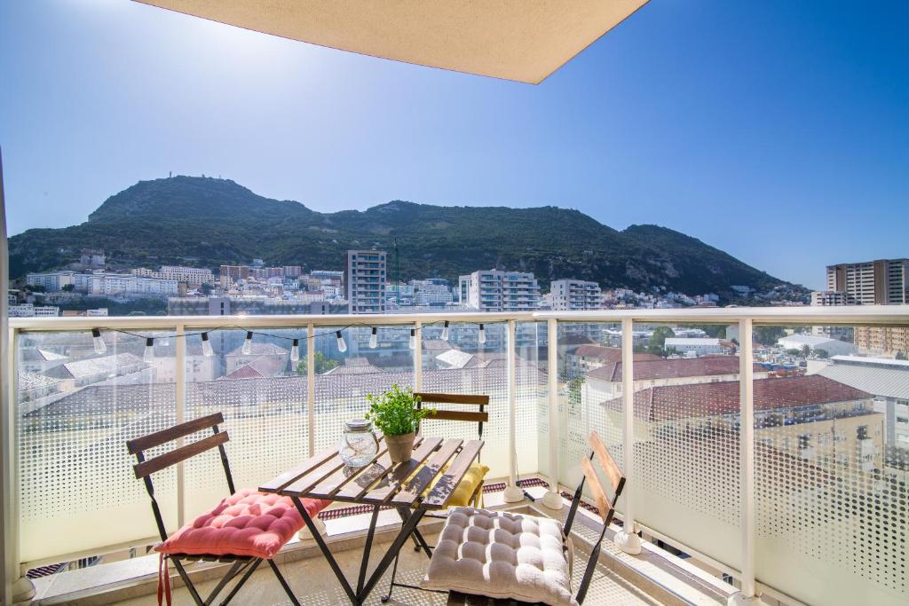 balcón con sillas y vistas a la ciudad en Luxury modern apartment with exceptional views!, en Gibraltar