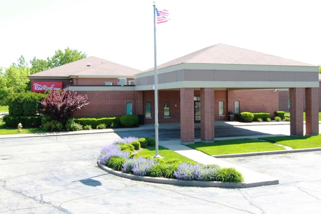 un edificio con una bandera delante de él en Red Roof Inn Gurnee - Waukegan, en Waukegan